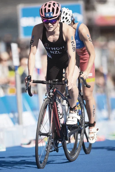 Deborah Lynch (NZL) in bicicletta nella serie di triathlon ITU femminile — Foto Stock