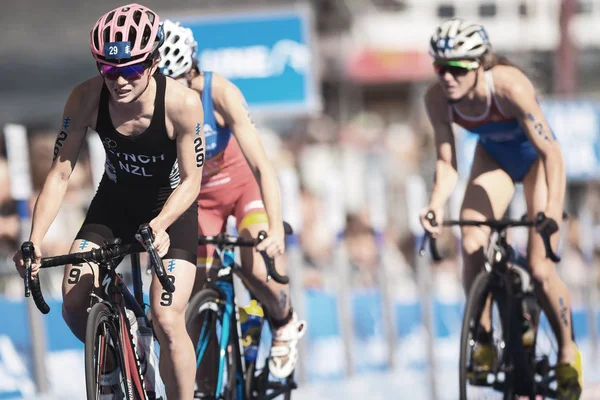 Persiguiendo el ciclismo en grupo en la serie de triatlón de la UIT para mujeres —  Fotos de Stock