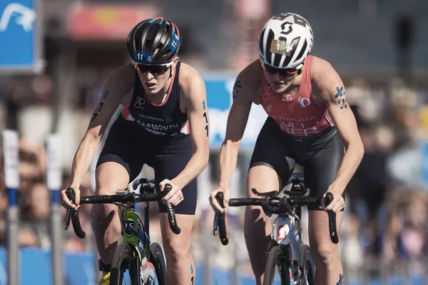 Leaders Flora Duffy (BER) and Jessica Learmouth (GBR) at the wom — Stock Photo, Image