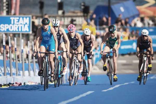 Verfolgergruppe Radfahren in der Damen-Triathlonserie — Stockfoto