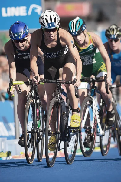 Andrea Hewitt (Nzl) tarafından kovalayan grup kurşun içinde kadın Bisiklete binme 