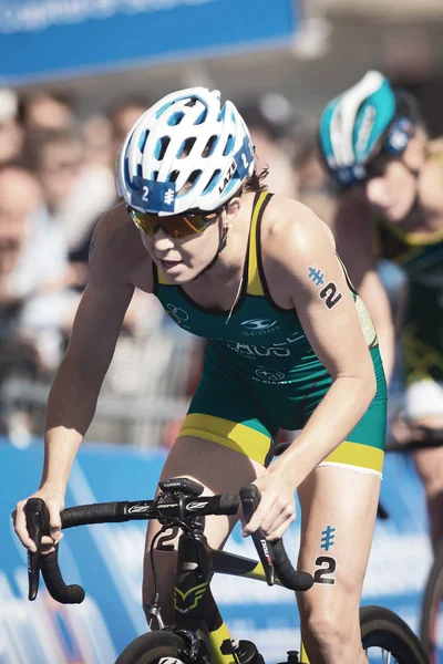 Ashleigh Gentle (AUS) ciclismo en la serie de triatlón de la UIT para mujeres —  Fotos de Stock
