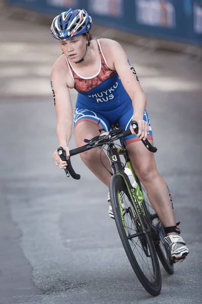 Melana Tchulko (Rus) fietsen in de womens Itu triathlon series — Stockfoto