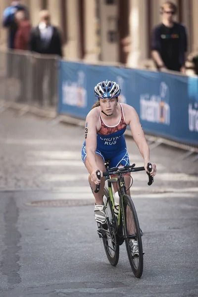 Melana Tchulko (Rus) fietsen in de womens Itu triathlon series — Stockfoto