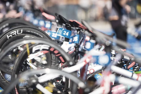 Vélos suspendus dans la zone de transition entre la natation et c — Photo