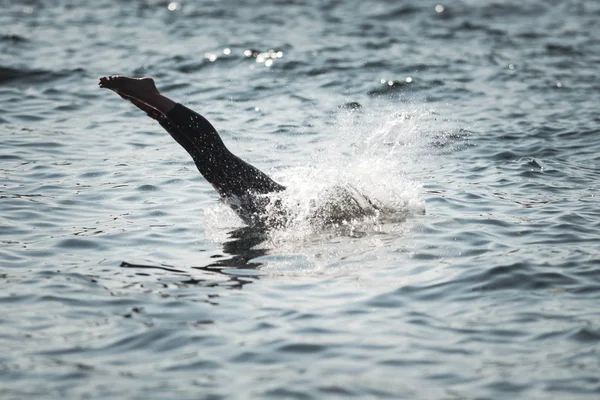 Triathlon kvinnliga simmare värmer upp och förbereda ute på je — Stockfoto