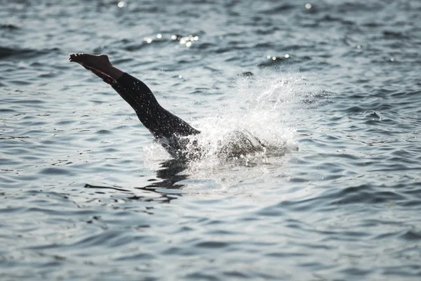 Isınma ve dışarı üzerinde je hazırlanıyor triatlon kadın yüzücüler — Stok fotoğraf