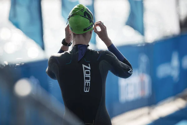Nuotatrici di triathlon che si scaldano e si preparano sul je — Foto Stock
