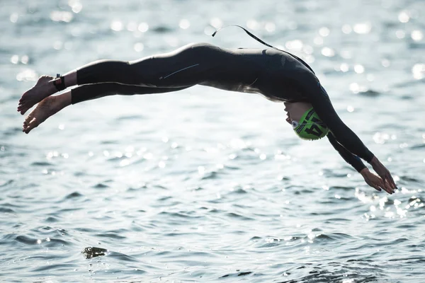 Triathlon nadadores do sexo feminino aquecendo e se preparando no je — Fotografia de Stock