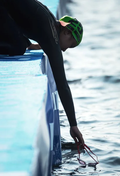 Triathlon lekkoatletka Minami Kubono mycie jej gogle o th — Zdjęcie stockowe