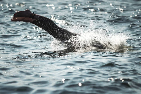 Isınma ve dışarı üzerinde je hazırlanıyor triatlon kadın yüzücüler — Stok fotoğraf