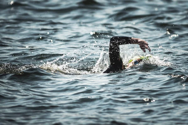 Isınma ve dışarı üzerinde je hazırlanıyor triatlon kadın yüzücüler — Stok fotoğraf