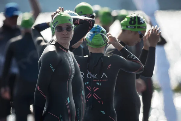 Triatlon kadın yüzücüler başlangıç için hazır. — Stok fotoğraf