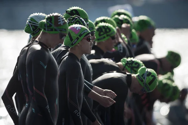 Triatlón mujeres nadadoras listo para el inicio . —  Fotos de Stock