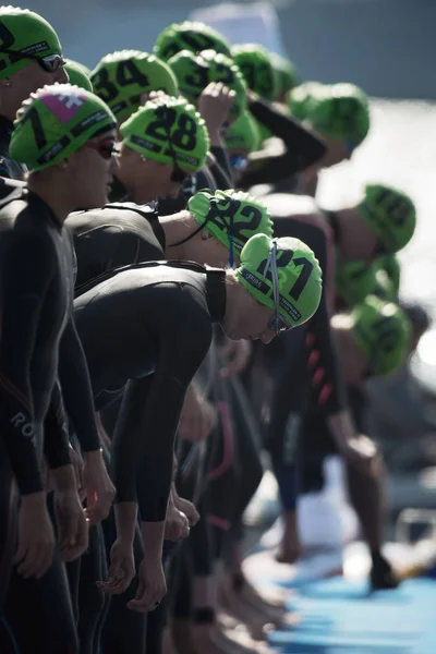 Triatlon kadın yüzücüler başlangıç için hazır.