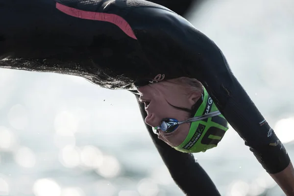 第二圈在妇女的铁人三项游泳，在国际电信联盟世界 triathlo — 图库照片