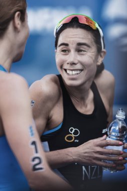 Andrea Betto (Ita) bitiş alanında sohbet Hewitt (Nzl)