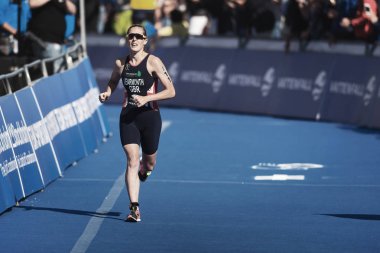 Jessica, ikinci olarak bitiş içine çalışan Learmonth (Gbr)