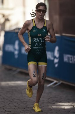 Ashleigh kadın ITU triatlon serisi çalışan Gentle (Aus)