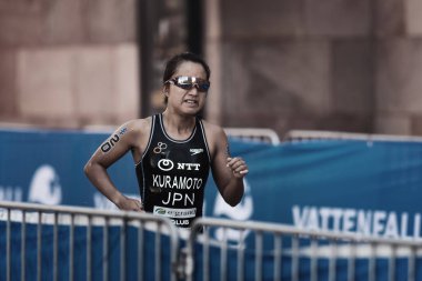 Aoi bir çitin çalışan kadın ITU tria Kuramoto (Jpn)