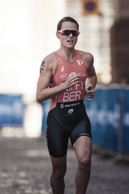 Flora kadın ITU triathlo zafer için çalışan Duffy (Ber)
