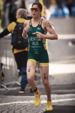 Ashleigh kadın ITU triatlon serisi çalışan Gentle (Aus)