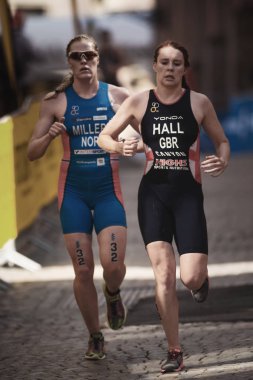Lucy Hall (Gbr) ve Lotte Miller (Nor) kadın ITU çalıştıran