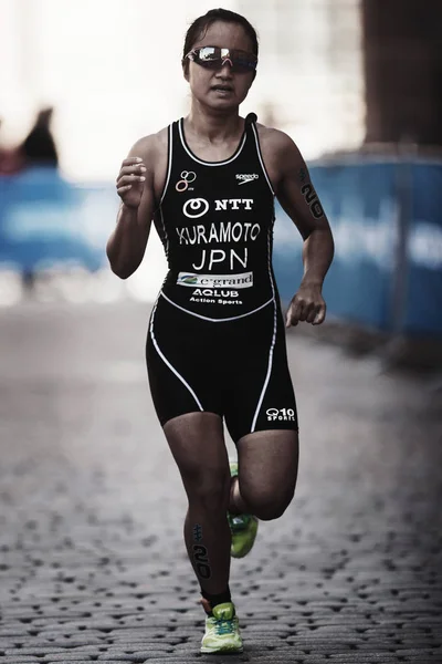 Aoi Kuramoto (JPN) corriendo en la serie de triatlón femenino ITU —  Fotos de Stock