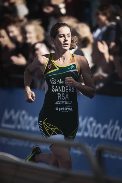 Gillian Sanders (RSA) running into the finish area at the womens — Stock Photo, Image