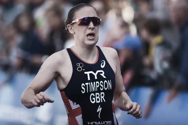 Jodie Stimpson (GBR) running into the finish area at the womens — Stock Photo, Image