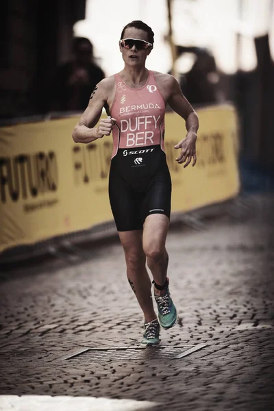 Flora Duffy (Ber) běží na Dámské Itu triathlon série — Stock fotografie