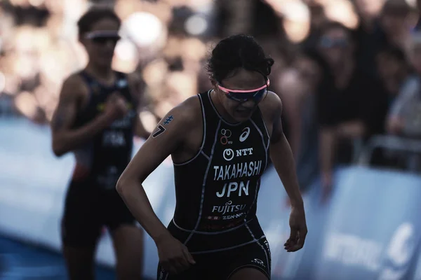 Yuko Takahashi (JPN) running into the finish area at the womens — Stock Photo, Image