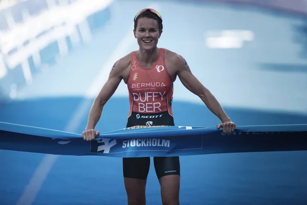 Winner Flora Duffy (BER) breaking the finish line at the womens — Stock Photo, Image