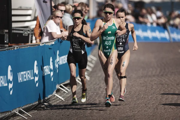 Hewitt (NZL), Van Coevorden (AUS) and Spivey (USA into the last — Stock Photo, Image