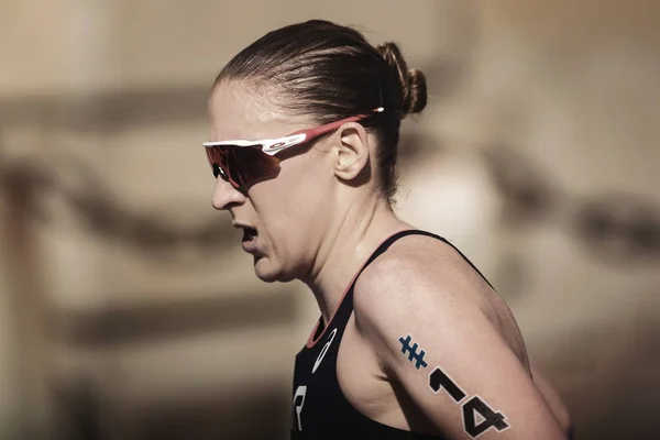 Sideview of Jodie Stimpson (GBR) running at the womens ITU triat — Stock Photo, Image