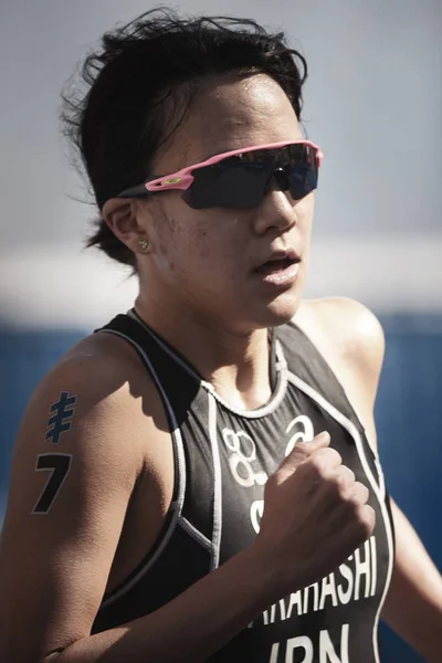 Primer plano de Yuko Takahashi (JPN) corriendo en el triath femenino de la UIT —  Fotos de Stock