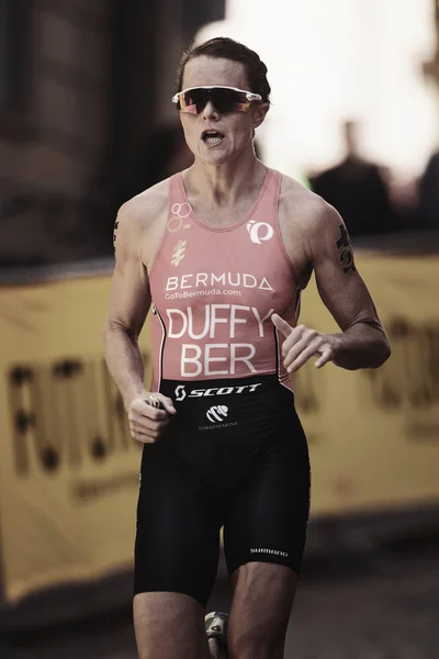 Flora duffy (ber) läuft bei der Damen-Triathlonserie itu — Stockfoto