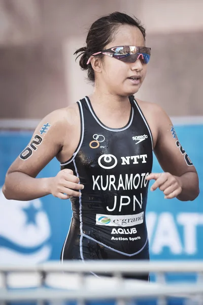 Aoi bir çitin çalışan kadın ITU tria Kuramoto (Jpn)