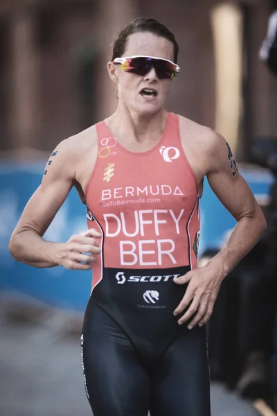 Flora Duffy (BER) corriendo por la victoria en el triathlo femenino de la UIT —  Fotos de Stock
