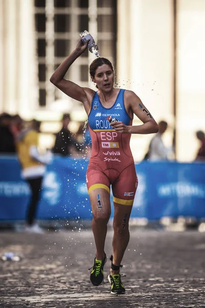 Carolina Routier (ESP) enfriándose con agua mientras corre en —  Fotos de Stock