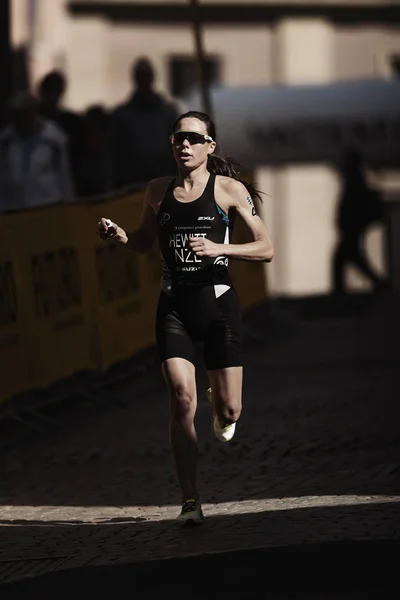 Vrouwelijke triatleet draait op de womens Itu triathlon series — Stockfoto