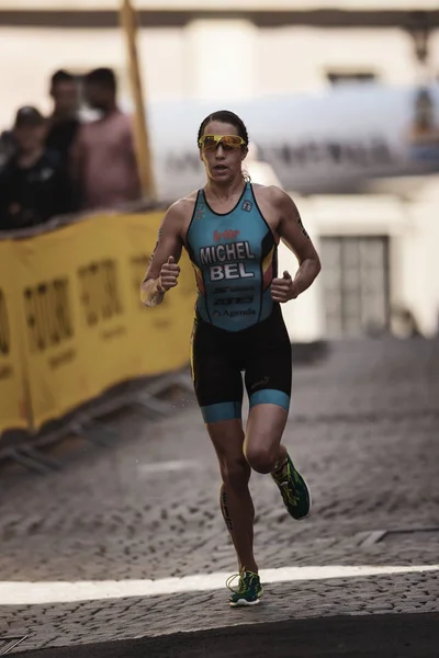 Claire Michel (Bel) běží na Dámské Itu triathlon série — Stock fotografie