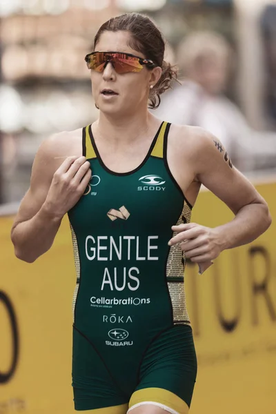 Closeup z Ashleigh Gentle (Aus) běží na Dámské Itu triat — Stock fotografie
