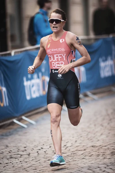 Vinnare Flora Duffy (Ber) leder springet på womens Itu t — Stockfoto