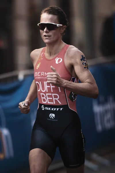 La ganadora Flora Duffy (BER) lidera la carrera en la UIT femenina — Foto de Stock
