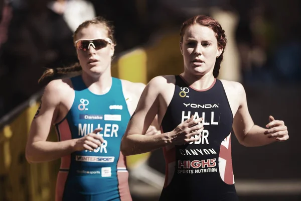 Closeup of Lucy Hall (GBR) and Lotte Miller (NOR) running at the — Stock Photo, Image