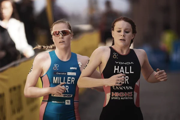 Primer plano de Lucy Hall (GBR) y Lotte Miller (NOR) corriendo en el —  Fotos de Stock