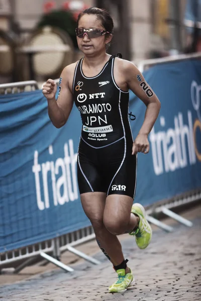 Aoi Kuramoto (JPN) correndo na série de triatlo ITU feminino — Fotografia de Stock