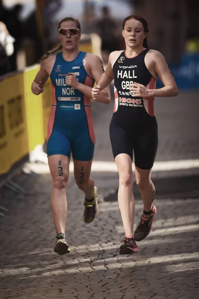 Lucy Hall (GBR) and Lotte Miller (NOR) running at the womens ITU — Stock Photo, Image