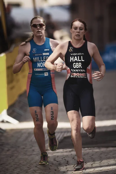 Lucy Hall (Gbr) ve Lotte Miller (Nor) kadın ITU çalıştıran